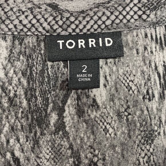 Torrid Plus Size Snakeskin Print Blouse Modern Chic Neutral Top Blouse - Picture 7 of 16